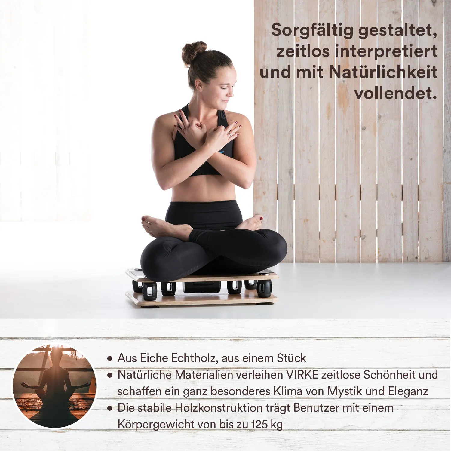 Eine Person sitzt im Schneidersitz auf einem Holzbrett mit Rollen. Der Hintergrund ist hell, mit Holzpaneelen.