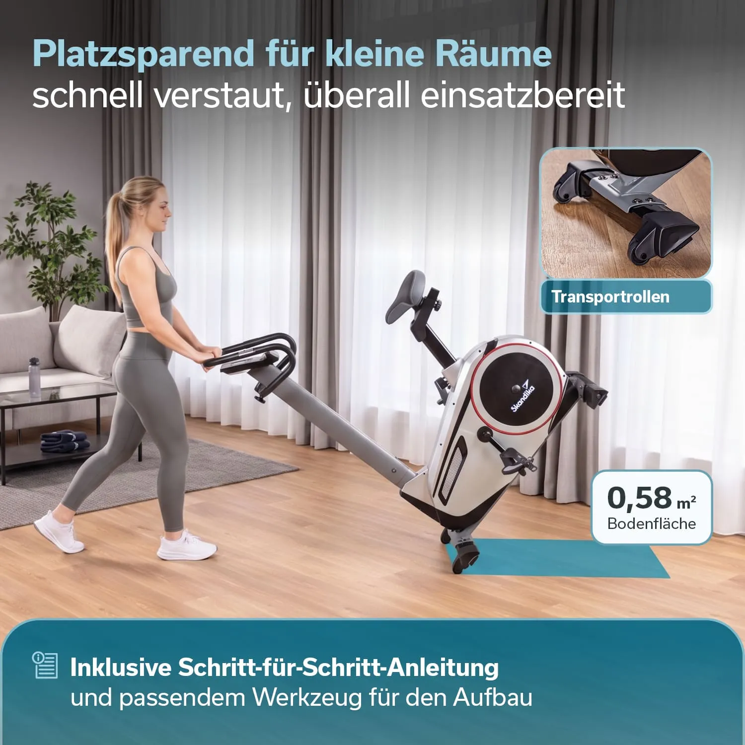 Ein Heimfahrrad mit einem Benutzer, der ohne Helm und in Sportkleidung daran steht und lächelt. Das Fahrrad hat ein modernes Design und trägt das Logo "Skandika".