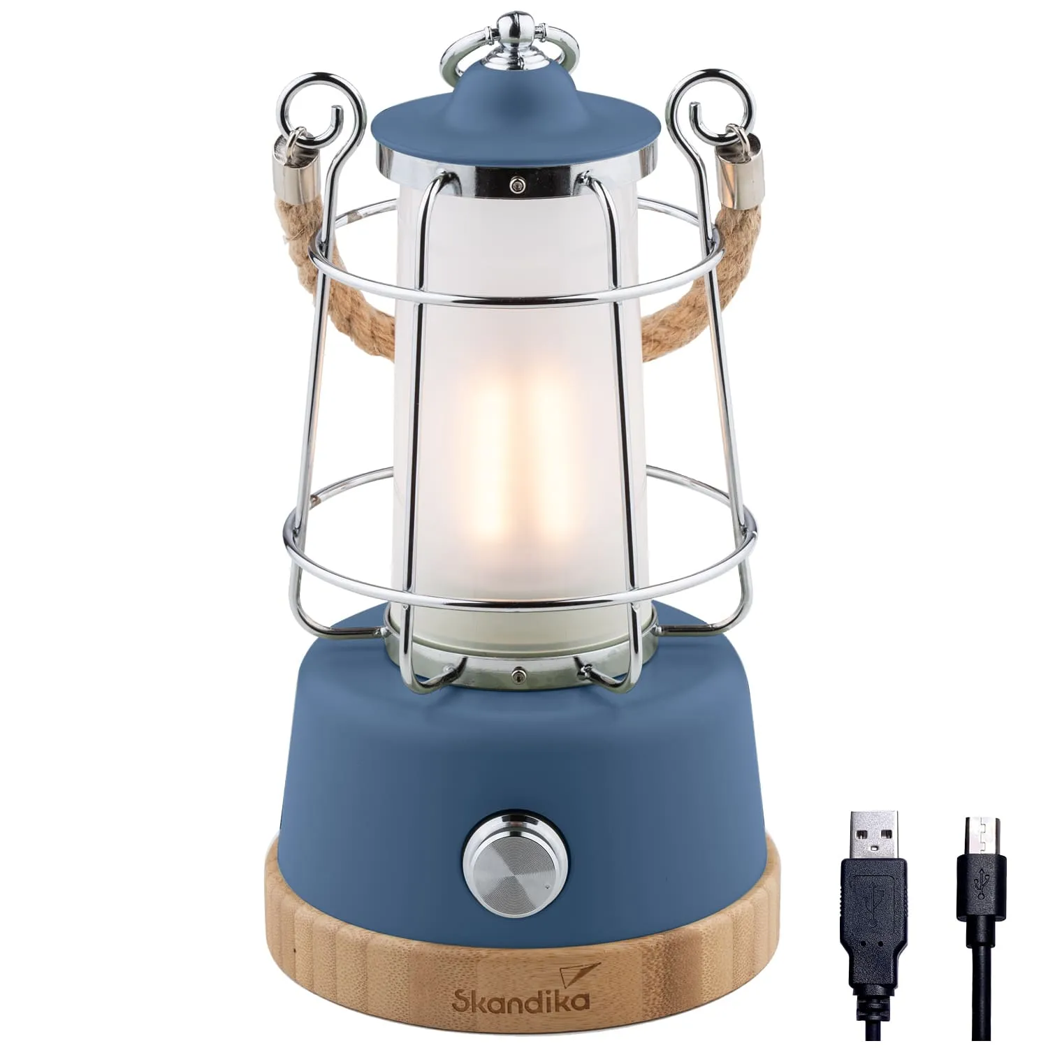 Blaue Laterne mit Glaszylinder, Metallschutzgitter und Holzfuß. Neben dem Objekt liegt ein USB-Kabel.