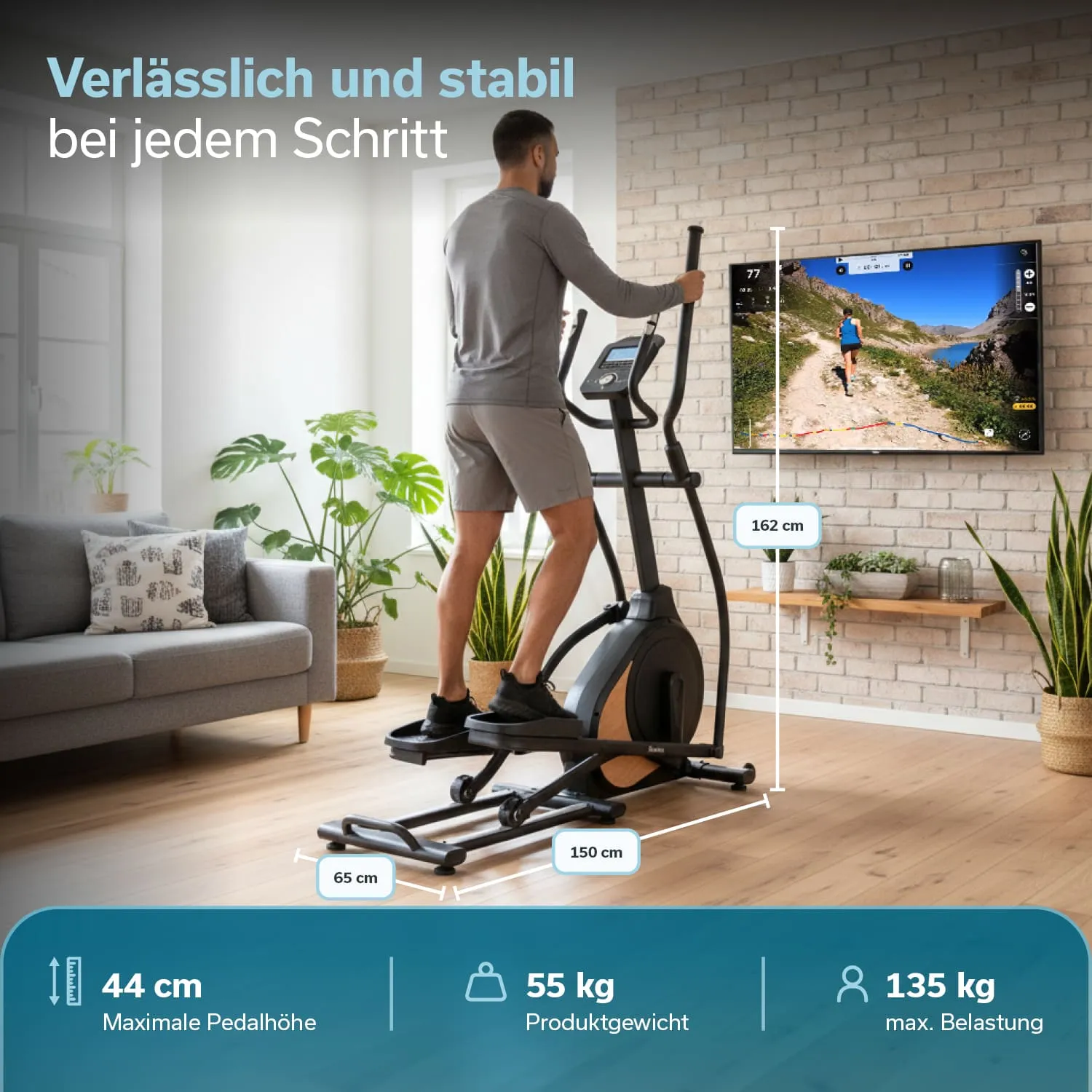 Ein Mann steht auf einem Ellipsentrainer in einem modernen Raum. Im Hintergrund ist ein Fernseher mit einer Lauf-Szene und Pflanzen sowie eine Couch sichtbar. Informationen zu den Maßen und Spezifikationen sind unten dargestellt.