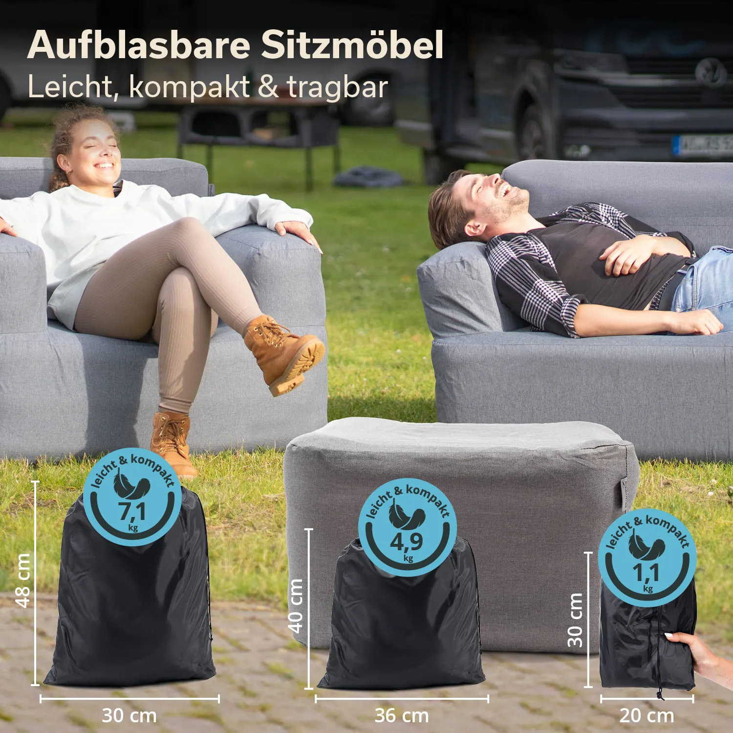Aufblasbare Sitzmöbel in Grau auf einer Wiese. Zwei Personen entspannen bequem, umgeben von weiteren Möbelstücken. Gewichte und Maße der Möbel sind angegeben.