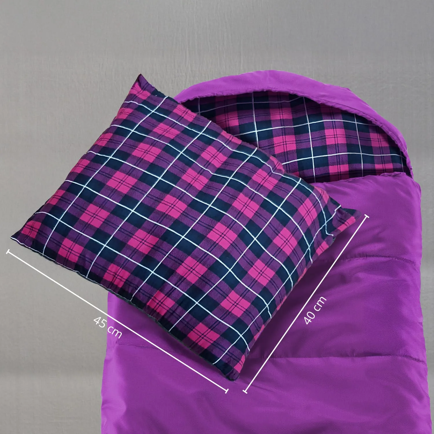 Lila Schlafsack mit kariertem Kissen in Blau-Pink. Maßangaben: Kissen 45 cm, Schlafsack 40 cm.