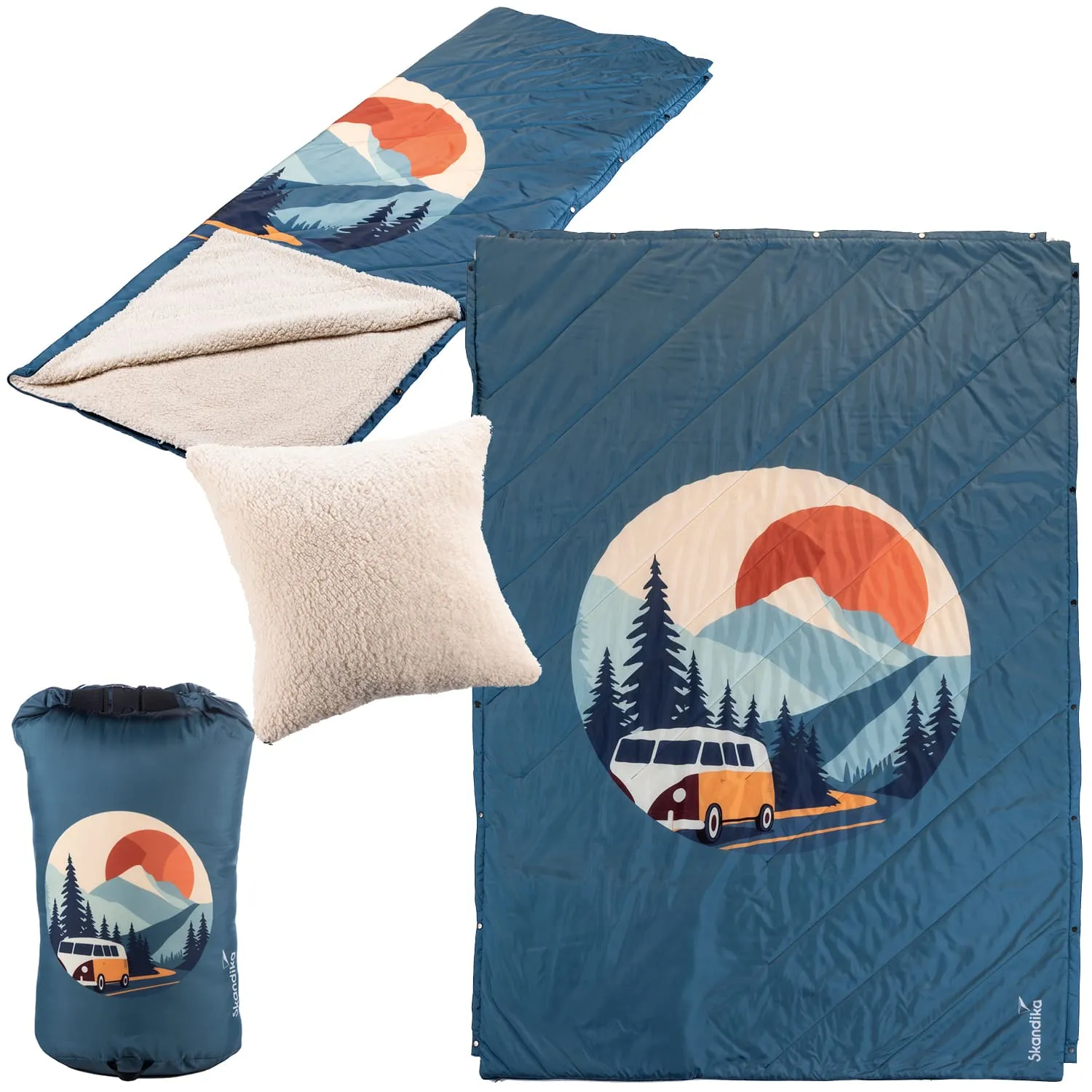 Schlafsack mit blauem Bezug, innen hell, dekoriert mit Berg- und Sonnenmotiv sowie einem Kissen und einer Tragetasche.