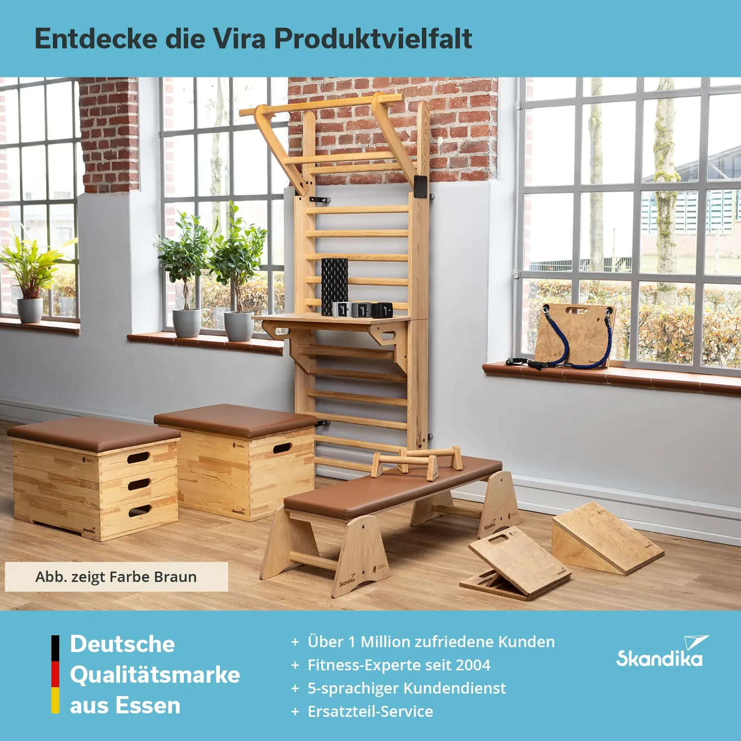 Holzgeräte für Fitnesstraining in einem Raum mit großen Fenstern. Eine Wand mit Holzregalen, zwei Bänke und Zubehör sind sichtbar.