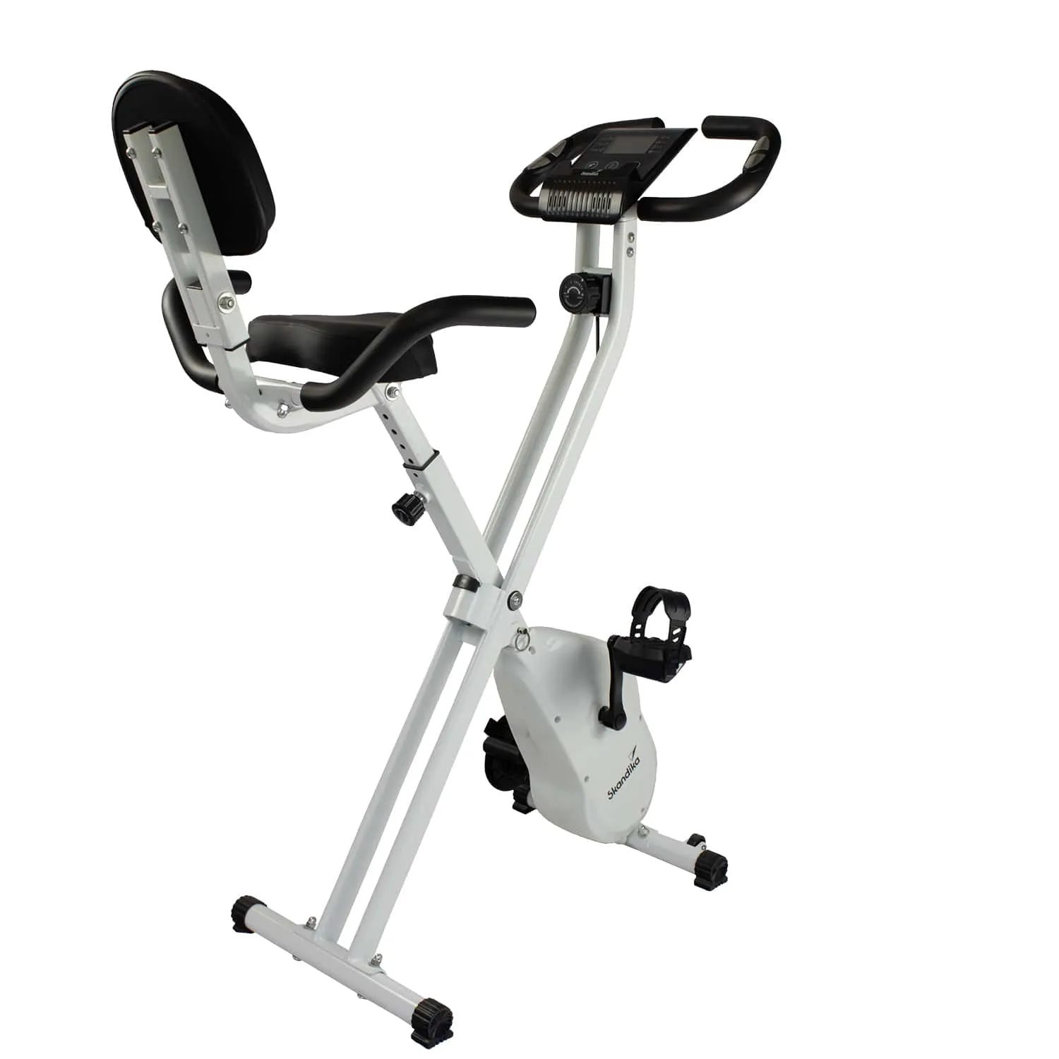 Klappbares Ergometer mit gepolstertem Sitz und Rückenlehne, Steuerungseinheit am Lenker, weißes Gestell, Fußpedalen.