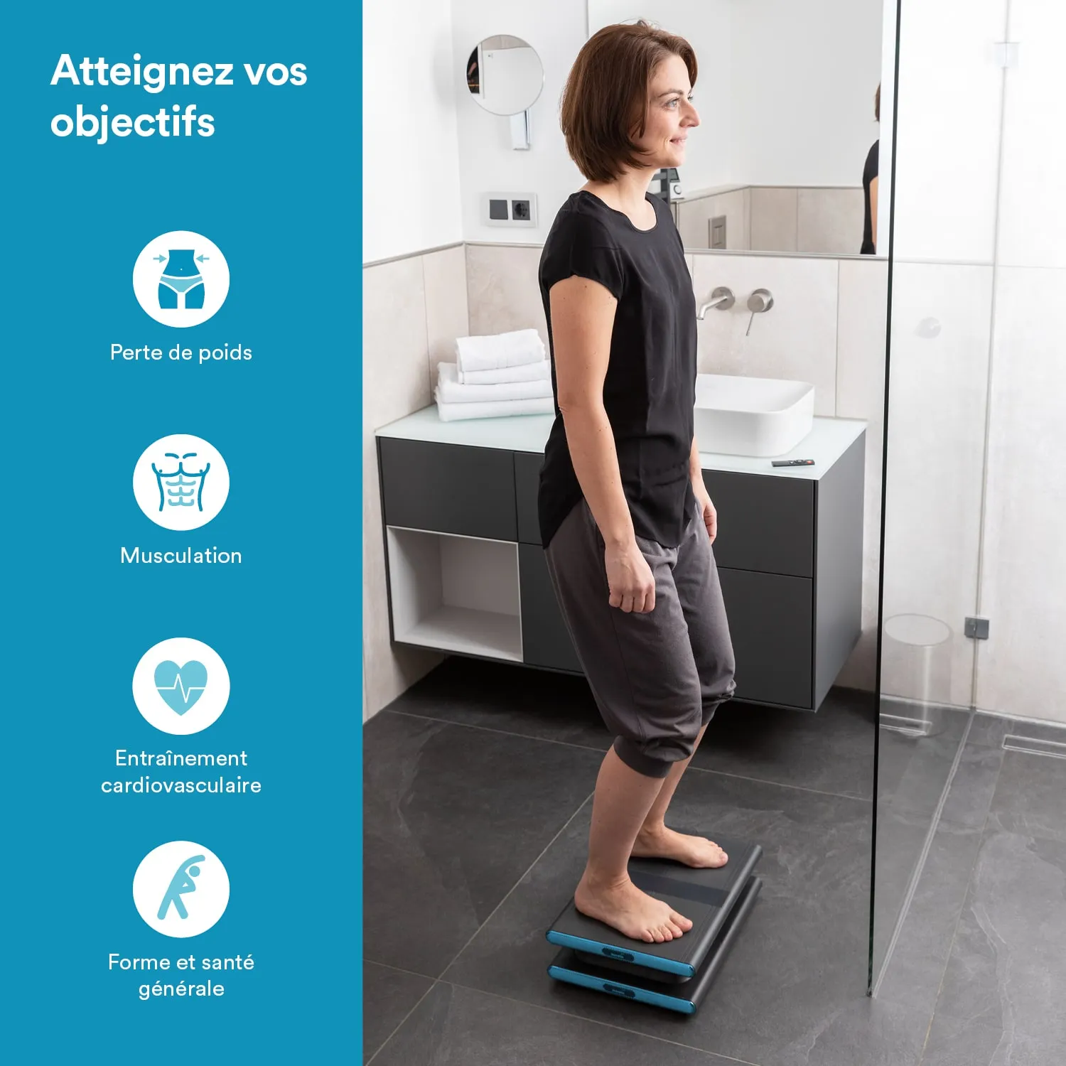 Person steht barfuß auf einer digitalen Waage in einem modernen Badezimmer. Im Hintergrund sind Handtücher und ein Waschbecken zu sehen.