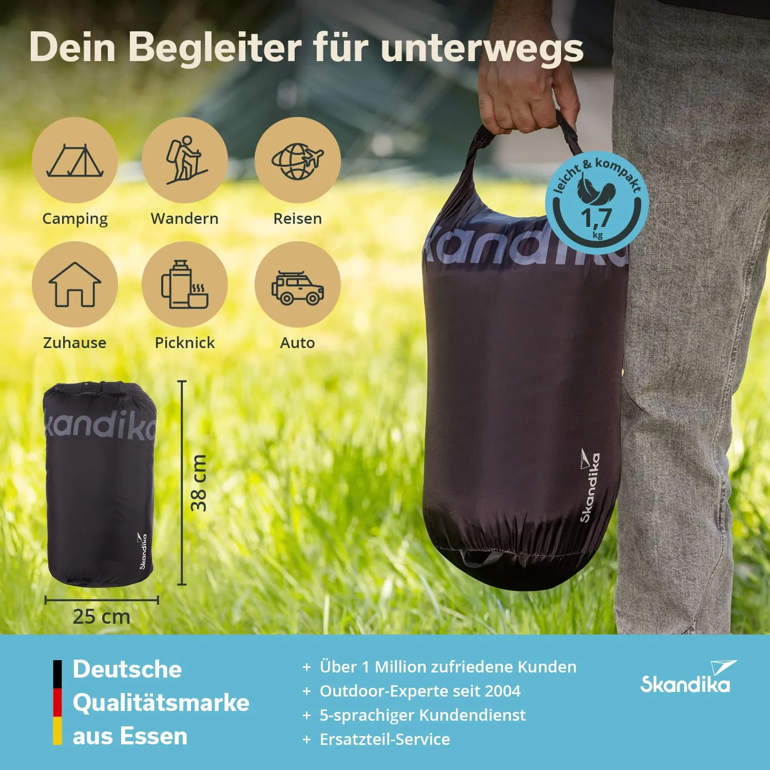 schwarzer, kompakter Sack mit dem Logo "Skandika", gehalten von einer Person. Im Hintergrund Gras und ein Zelt. Icons für Aktivitäten wie Camping und Wandern.