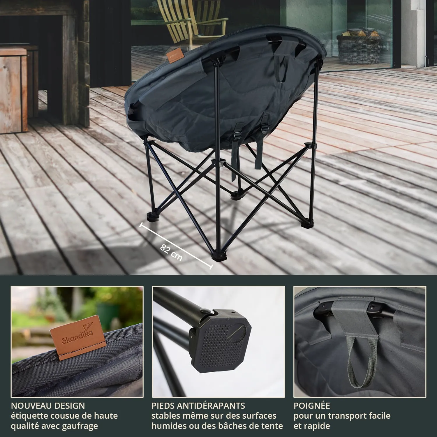 Klassischer Outdoor-Stuhl, rund und faltbar, mit schwarzem Gestell und grau gepolstertem Sitz. Holzdeck und Gartenstühle im Hintergrund.