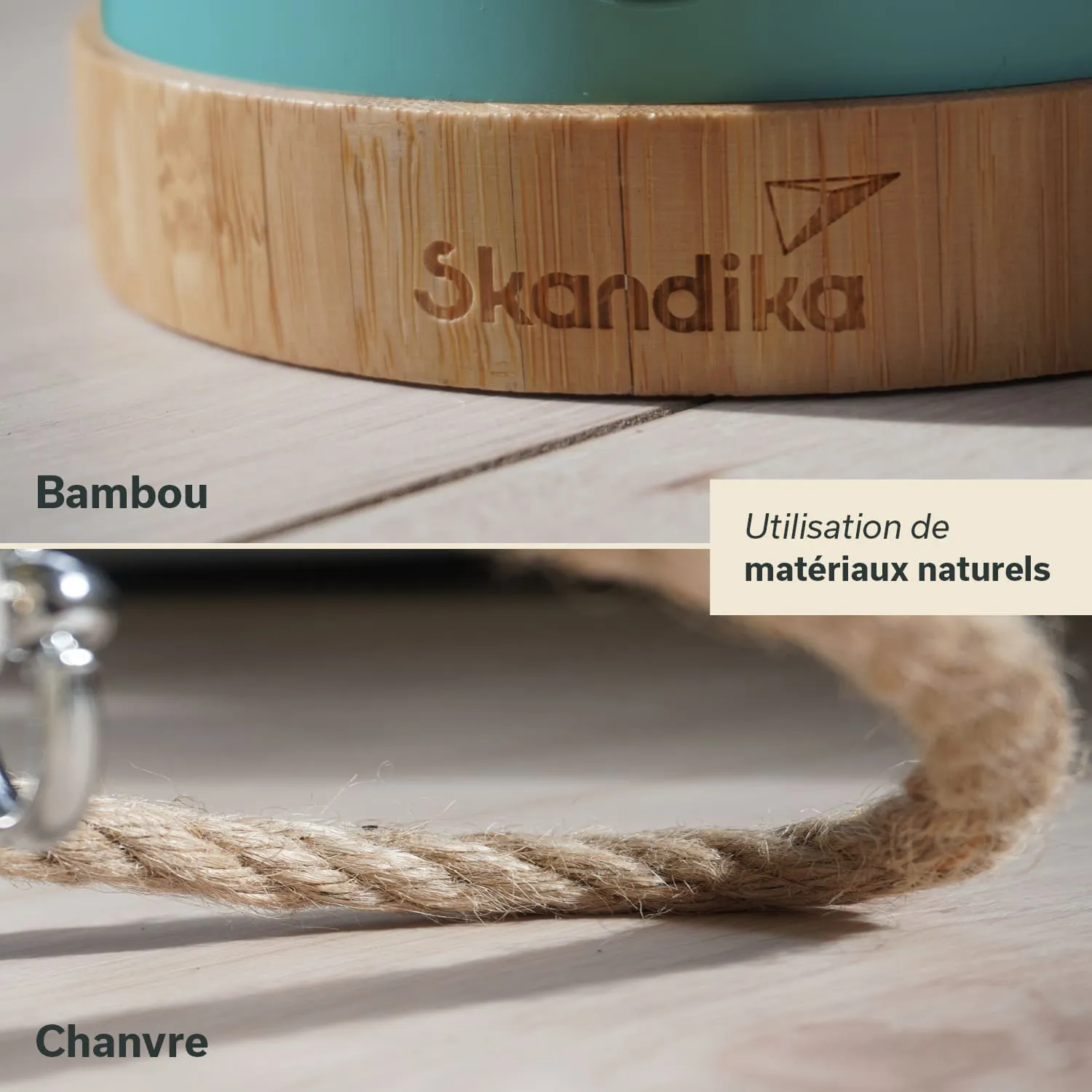 Ein Holzstandfuß aus Bambus mit der gravierten Aufschrift „Skandika“ und ein Hanfseil auf einer hellen Holzoberfläche.