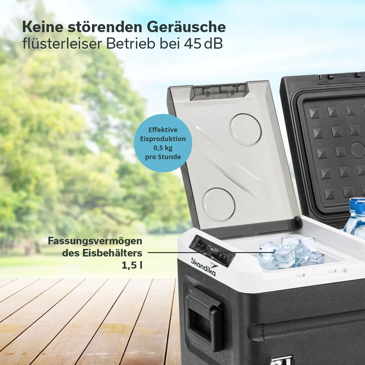 Eisbehälter mit klarem Deckel, gefüllt mit Eiswürfeln und Flaschen, auf einer Holzoberfläche im Freien.