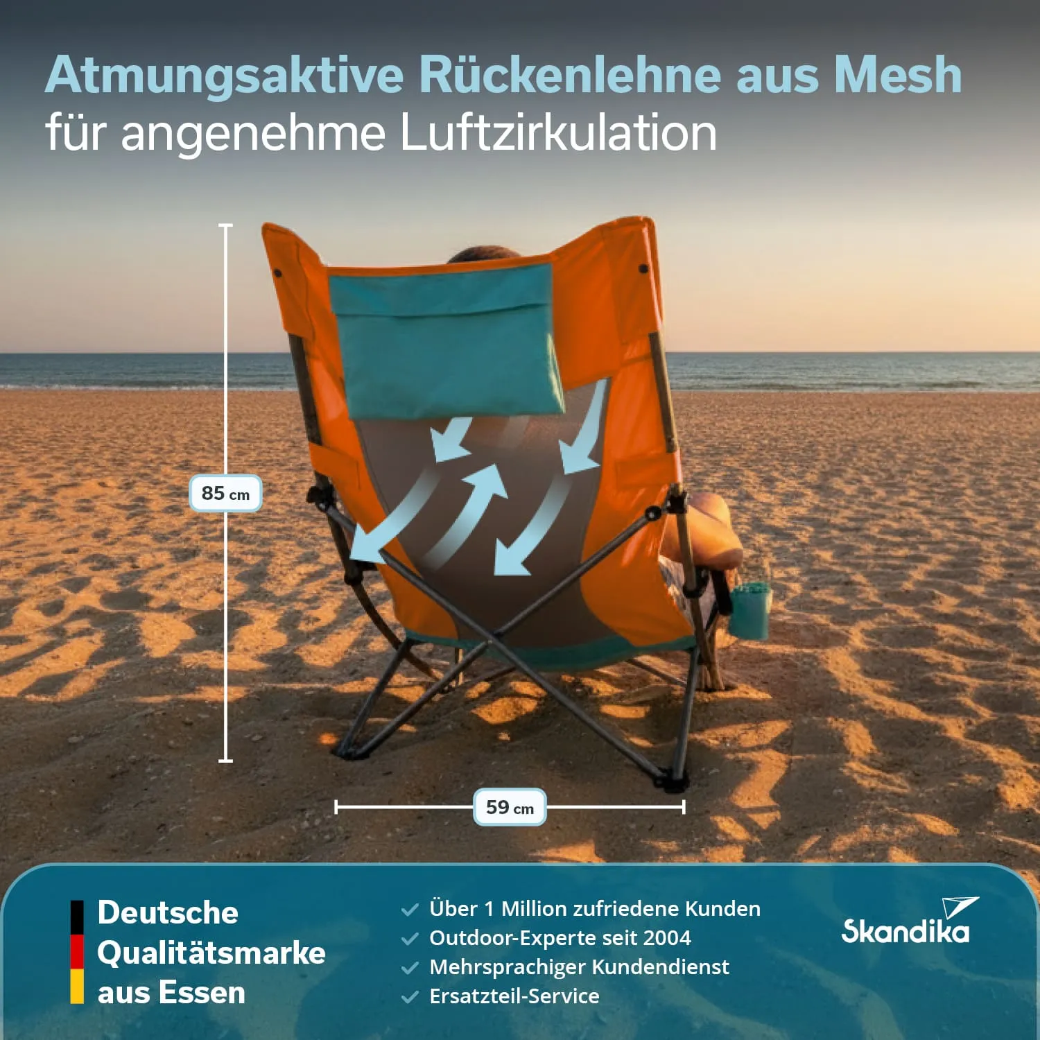 Klappstuhl mit atmungsaktiver Rückenlehne aus Mesh, am Strand mit Meer im Hintergrund. Maße: 85 cm hoch, 59 cm breit.