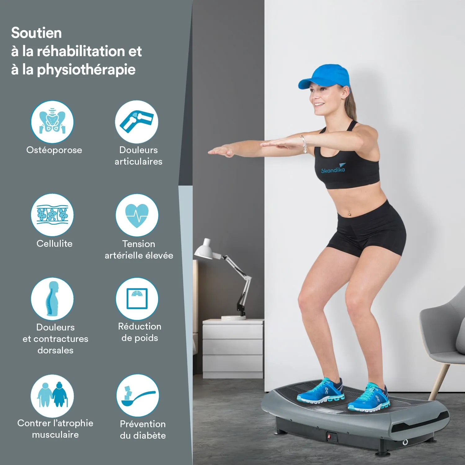 Eine Person in Sportkleidung führt eine Kniebeuge auf einer Vibrationsplatte aus. Im Hintergrund sind Möbel und eine Lampe sichtbar. Links sind Symbole und Text zu Rehabilitation und Physiotherapie.