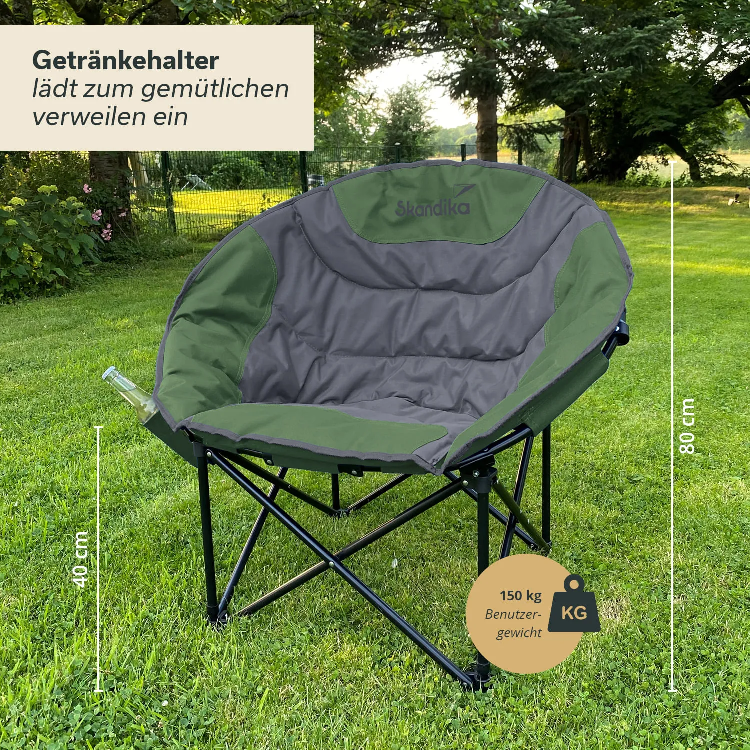 Ein dunkelgrüner, gepolsterter Stuhl mit Getränkehalter steht auf einer grünen Wiese. Maße: 40 cm Höhe, 80 cm Breite. Max. Benutzergewicht: 150 kg.