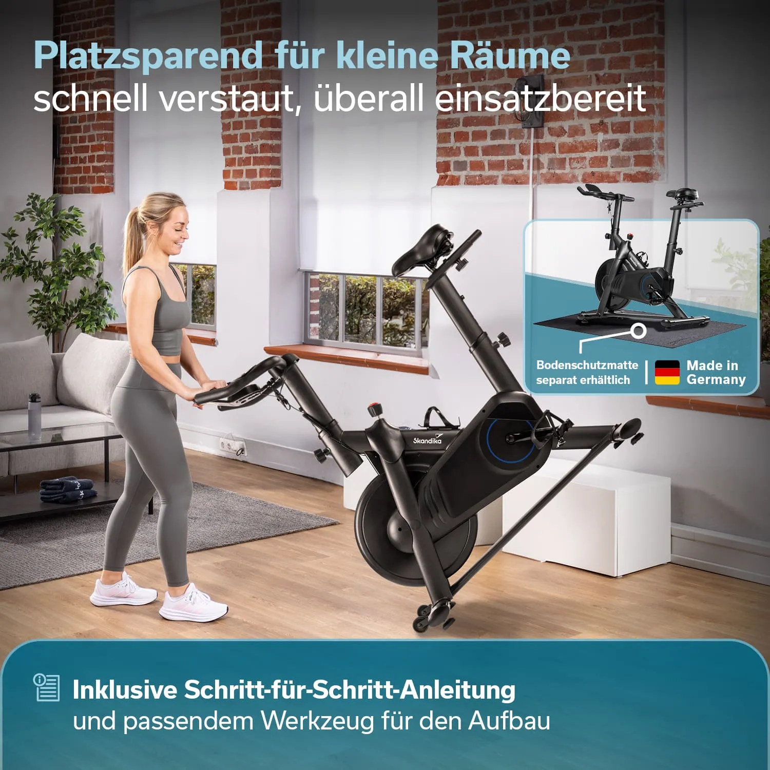 Krafttrainingsgerät steht in einem Raum mit Fenstern und einem Sofa. Eine Person hebt das Gerät an.