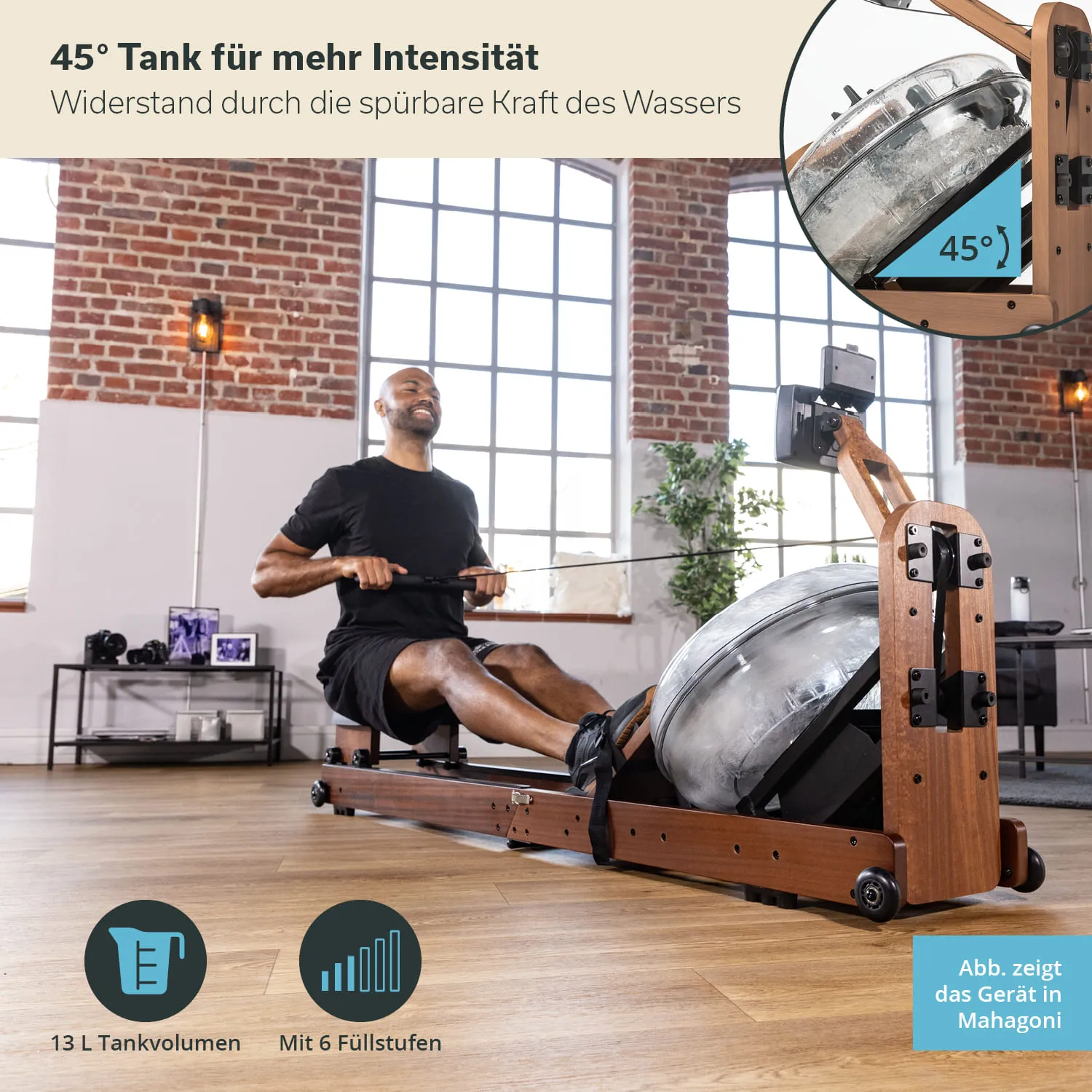 Rudergerät mit Wasserwiderstand, eine Person sitzt und rudert. Brauner Holzrahmen, große transparente Tankblase. Helle Umgebung.