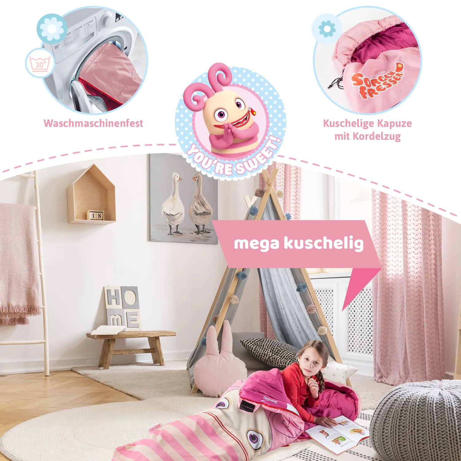 Im Raum liegt ein Mädchen in einem bunten Schlafsack. Um sie herum sind ein Zelt, Kissen, ein Teppich und Dekorationen.