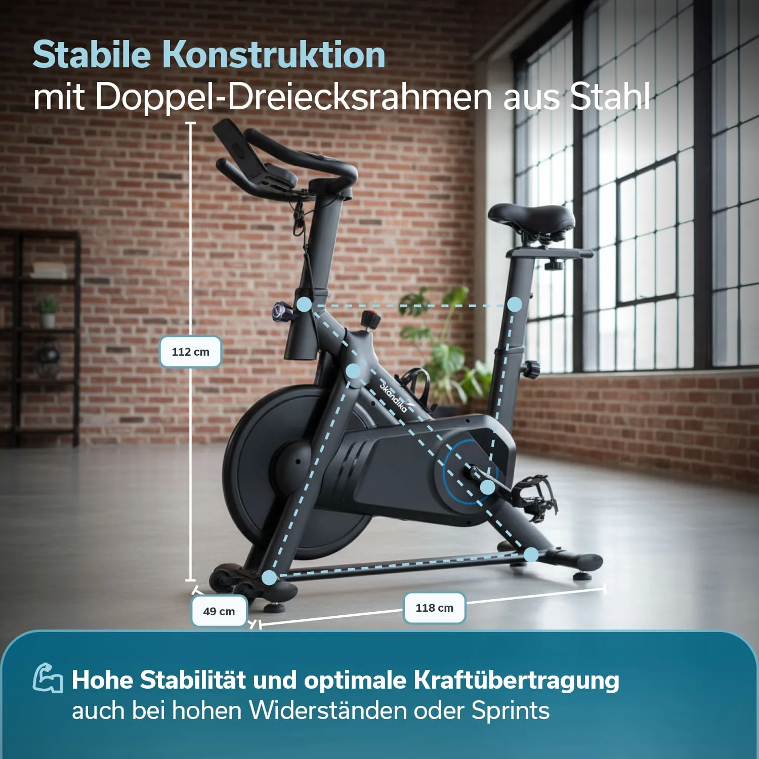 Fitnessbike mit stabiler Stahlkonstruktion, abgebildet in einem Raum mit großen Fenstern und Backsteinwand. Maße sind angegeben.