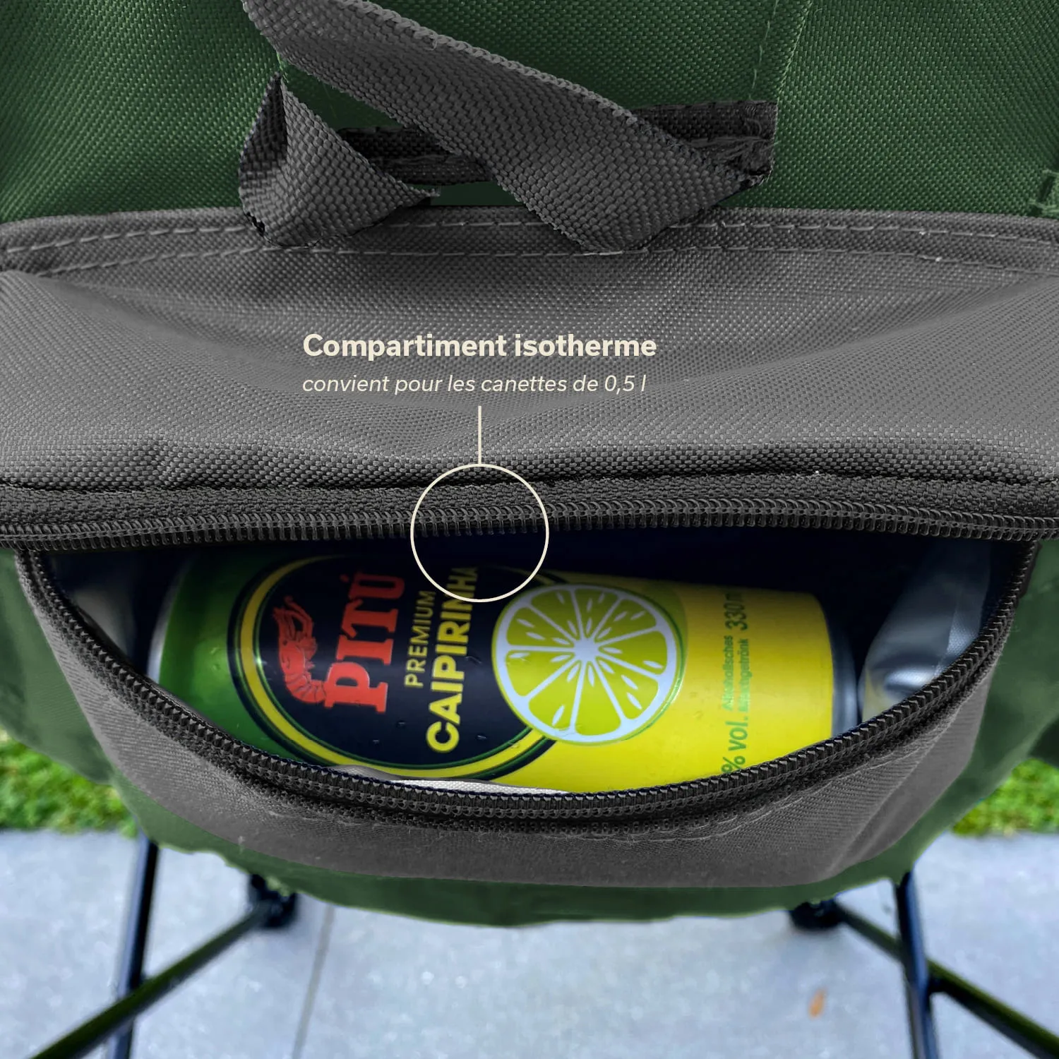 Isolierter Fach eines grünen Rucksacks mit einer Dose Caipirinha, die sichtbar darin liegt.
