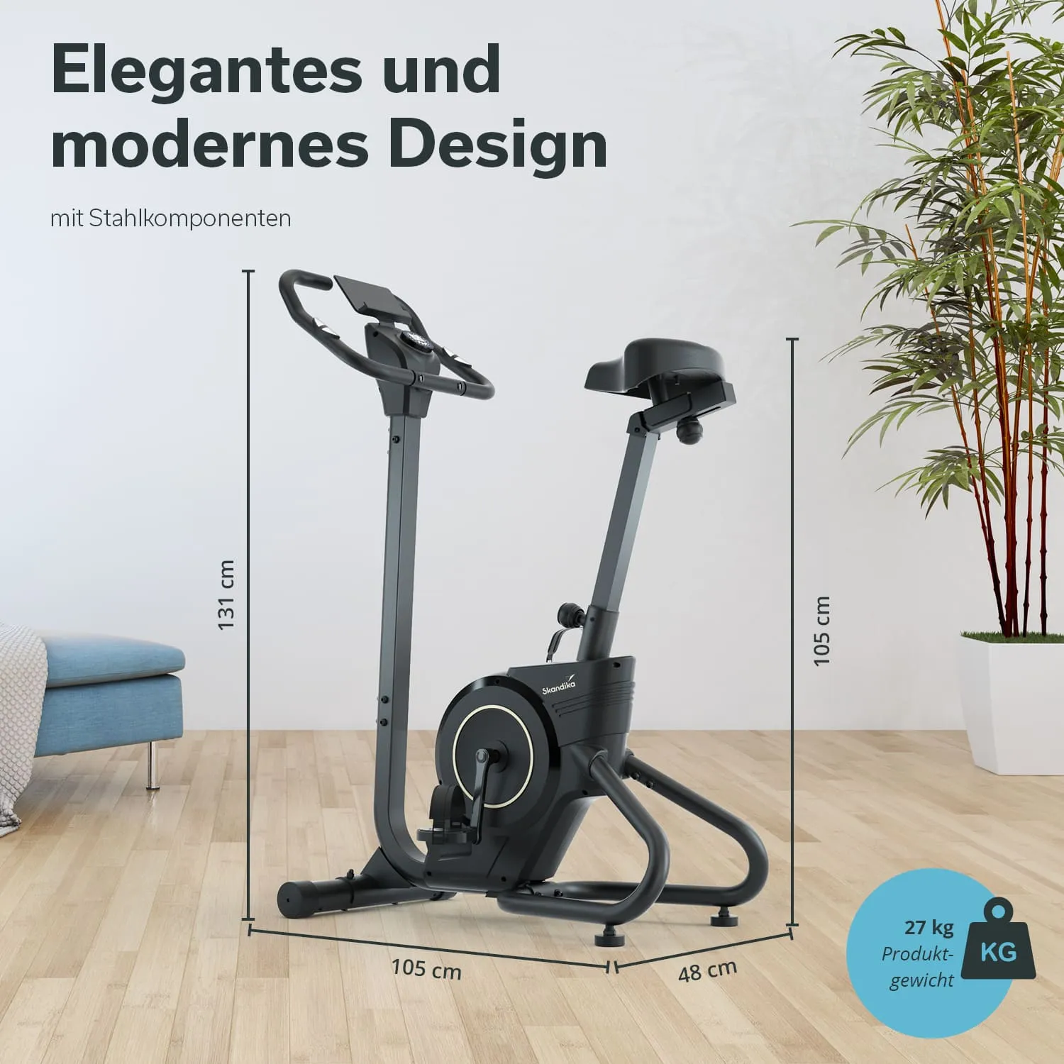 Ein Fitnessgerät steht auf einem Holzboden. Daneben ein Sofa und eine Pflanze in einem Topf. Maße und Gewicht sind angegeben.