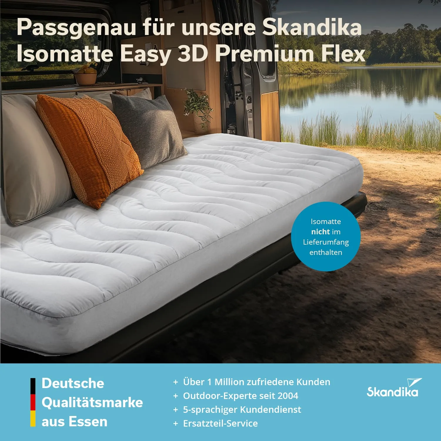 Eine Schlafmatte auf einem Bett in einem Fahrzeug. Kissen in verschiedenen Farben sind platziert. Naturlandschaft sichtbar.
