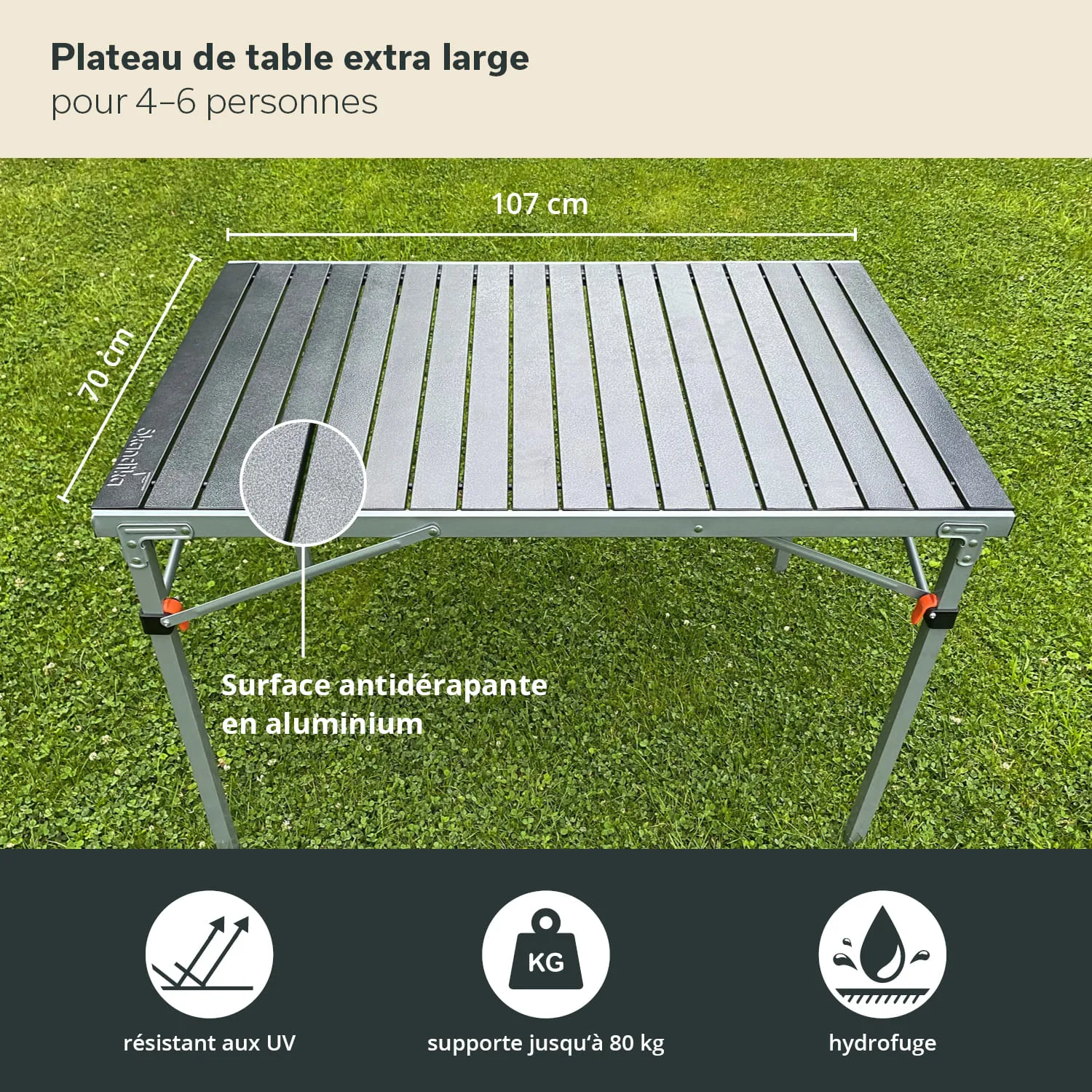 Großer Tisch aus Aluminium mit rutschfester Oberfläche, misst 107 cm x 70 cm, auf grünem Gras.