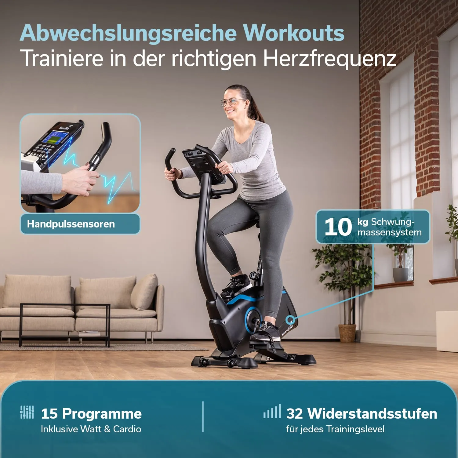 Person sitzt auf einem Ergometer in heller Umgebung mit Fenstern, Fitnesshandtuch am Lenker, umgeben von Holzfußboden.
