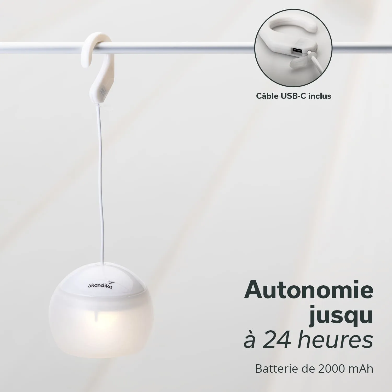 Hängelampe mit rundem, weißen Gehäuse und USB-C-Anschluss, an einem weißen Stab befestigt.