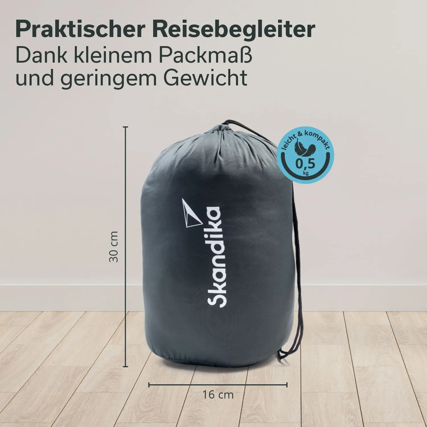 Dunkelgrauer, runder Reisestoffbeutel mit Zugband, Markenname "Skandika" auf der Vorderseite. Maße: 30 cm hoch, 16 cm Durchmesser.