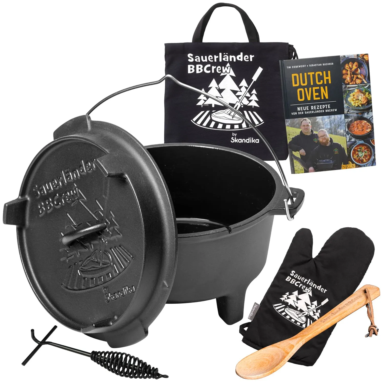 Ein Dutch Oven aus Gusseisen mit Deckel, dazu ein schwarzer Stoffbeutel, ein Rezeptbuch, Ofenhandschuhe und ein Holzlöffel.