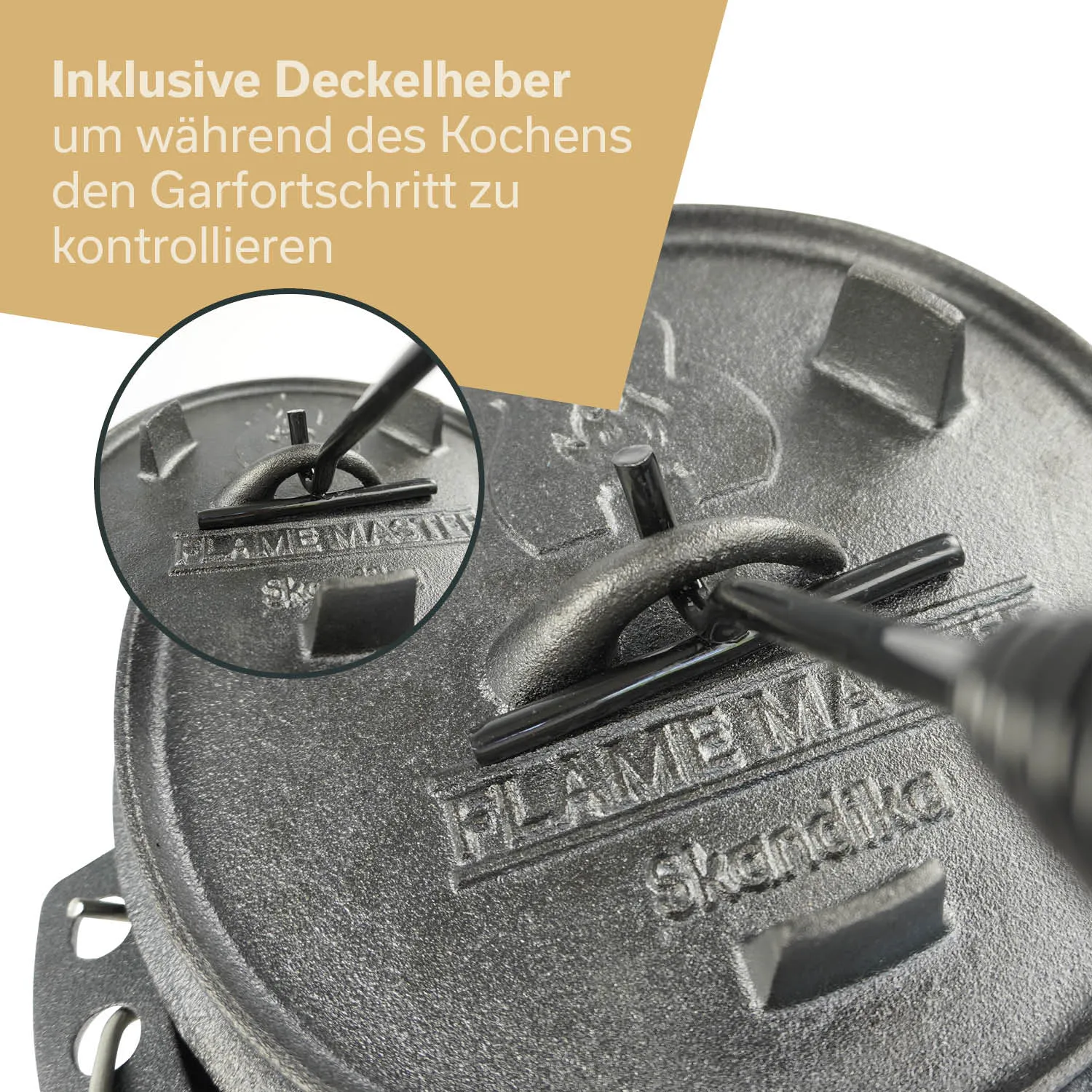 Schwarze Gussisen-Topfdeckel mit einem Deckelheber in der Mitte. Auf dem Deckel steht "FLAME MASTER".