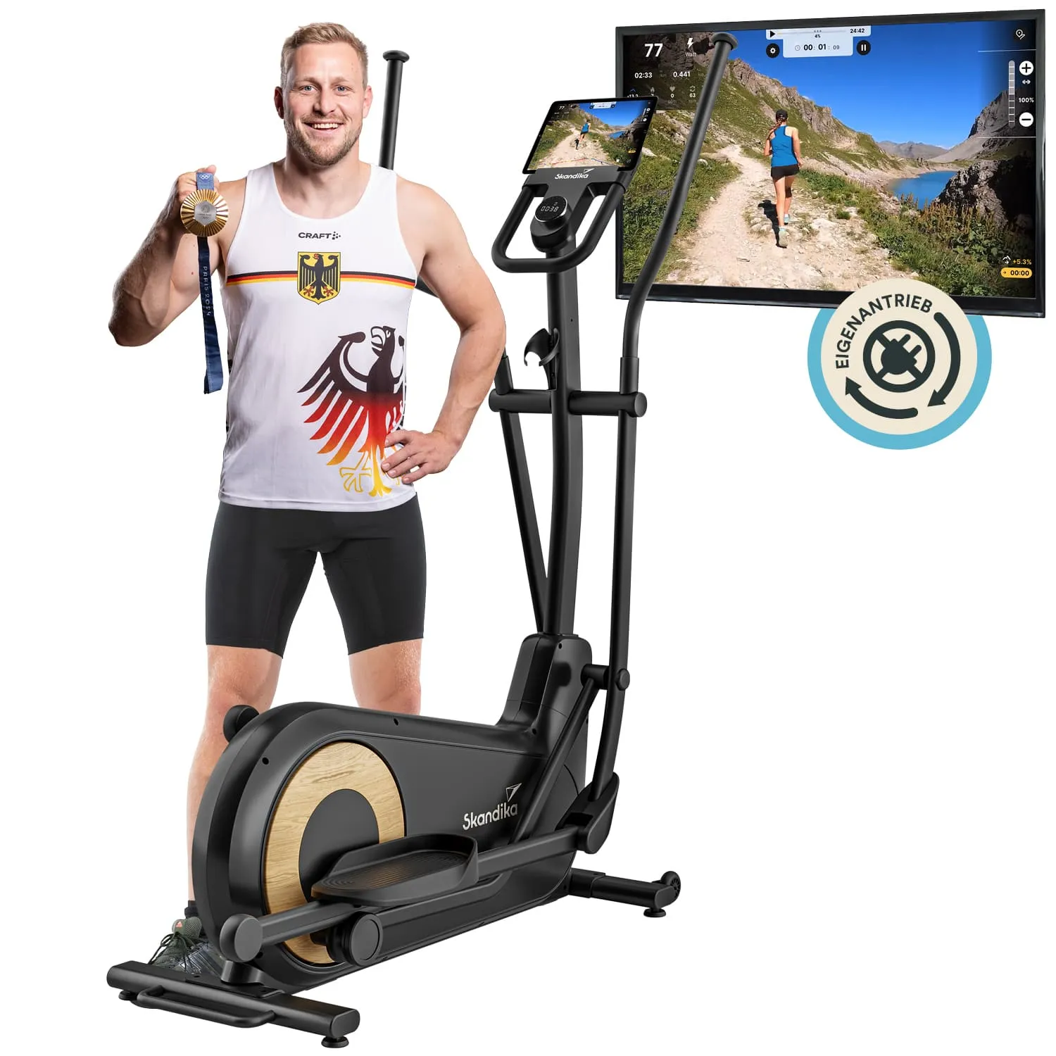 Mann hält eine Medaille und steht neben einem Ellipsentrainer. Ein Bildschirm zeigt eine Laufstrecke in der Natur an.