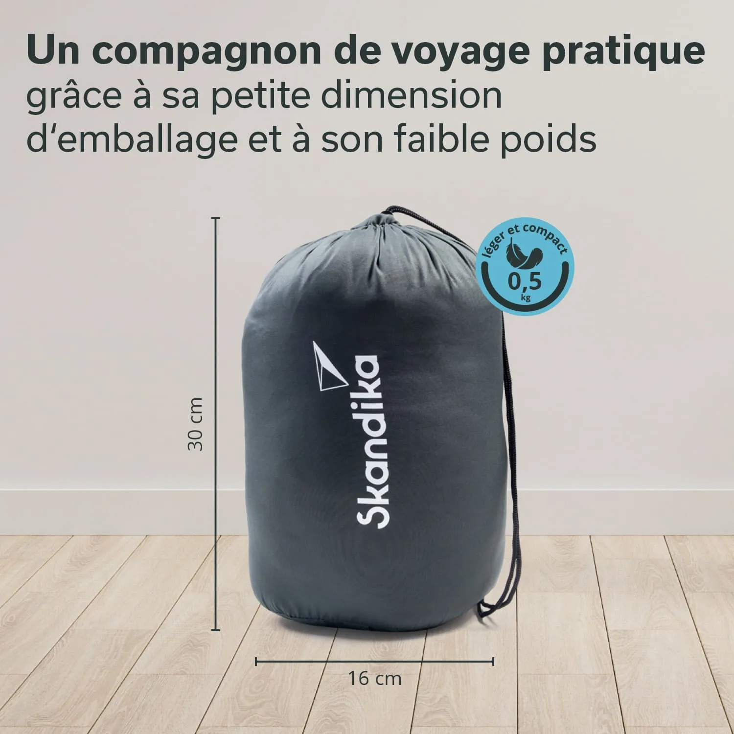 Grauer Rucksack mit der Aufschrift „Skandika“, misst 30 cm in der Höhe und 16 cm im Durchmesser, auf einem Holzfußboden.