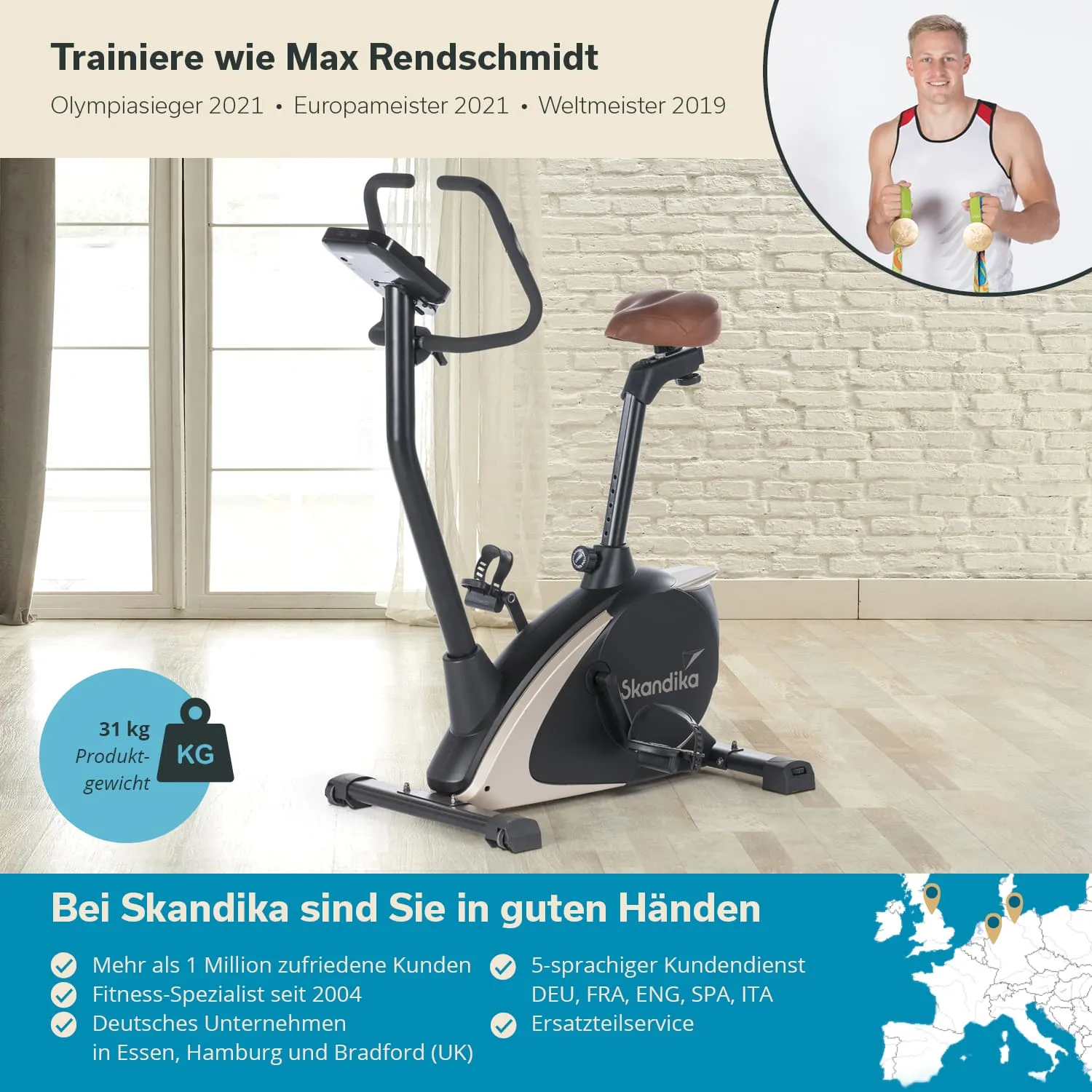 Ein stationäres Fahrrad steht in einem Raum mit großen Fenstern und hellem Holzfußboden. Links ist ein Bild einer Person mit Medaillen.
