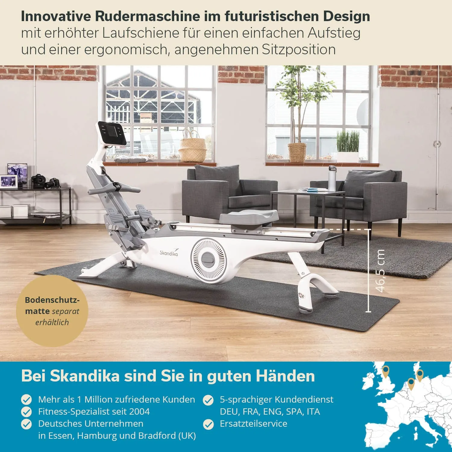 Eine innovative Rudermaschine in modernem Design steht auf einem dunklen Bodenbelag in einem lichtdurchfluteten Raum. Im Hintergrund sind zwei graue Sessel und ein Tisch sichtbar, sowie große Fenster.