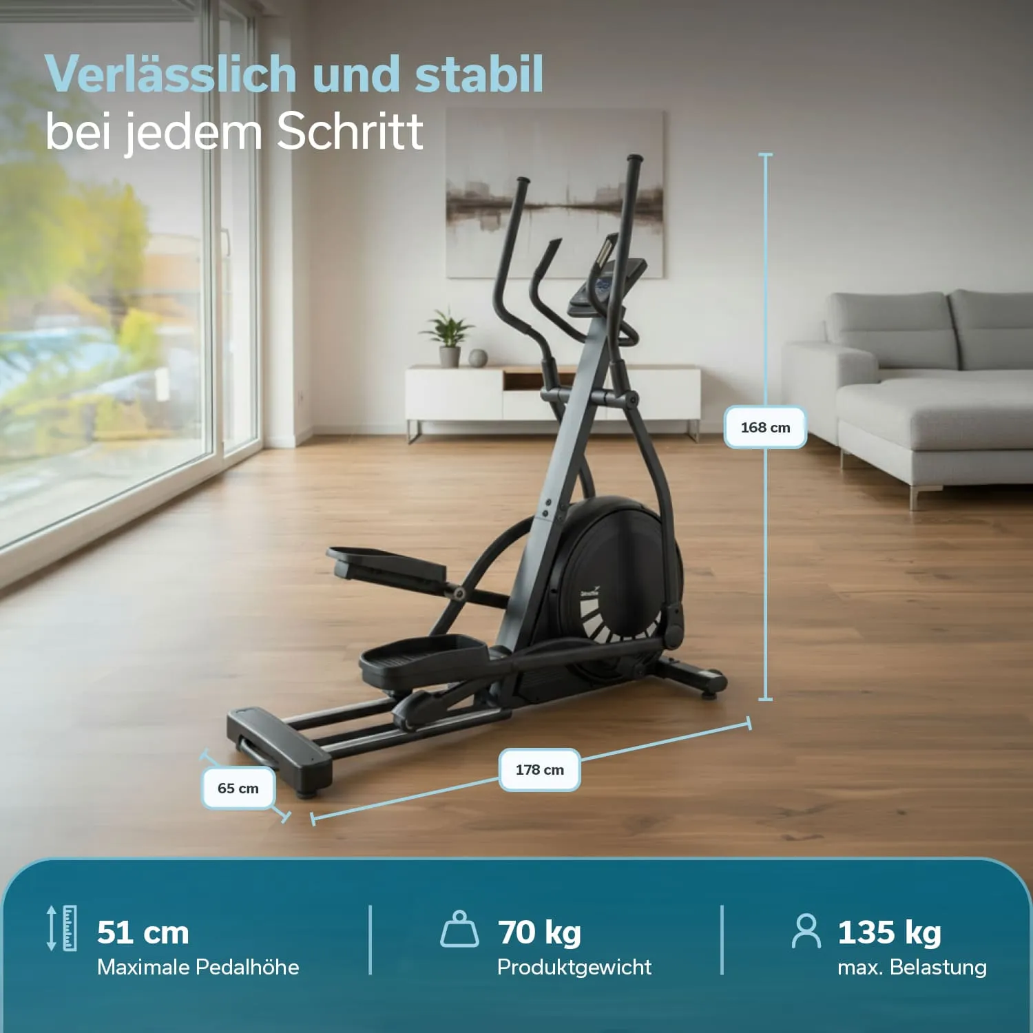Ellipsentrainer in einem Raum mit Holzfußboden, Fenster mit Aussicht, Sofa und Schrank im Hintergrund. Maße und Gewichte angegeben.