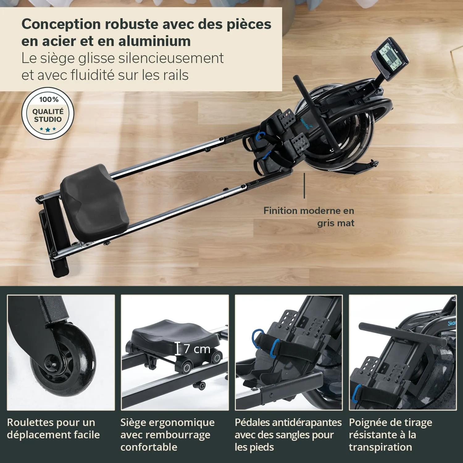 Rudergerät mit Sitz auf Schienen, ergonomischen Pedalen, modernen grauen Details und Display. Umgebung mit Holzfußboden.