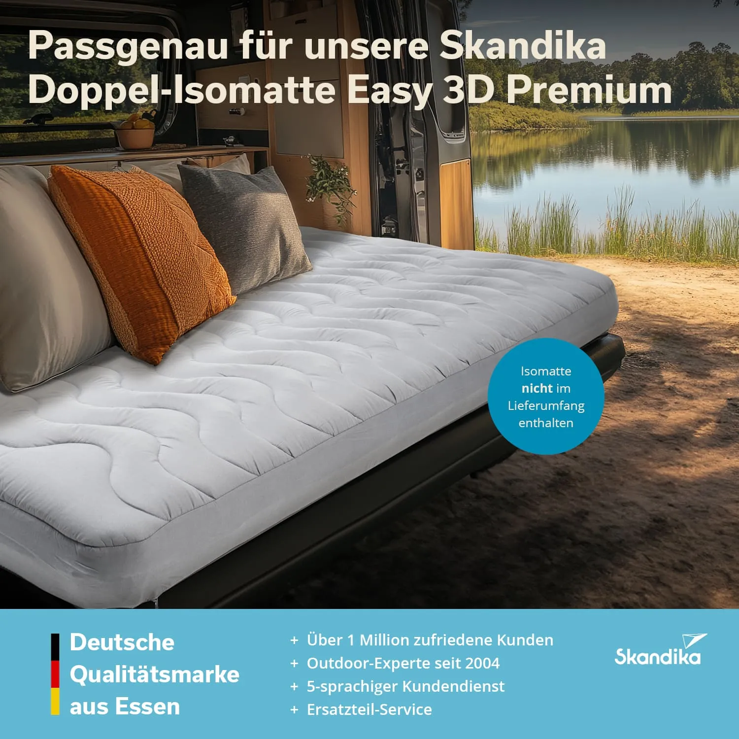 Doppel-Isomatte auf einer Schlafgelegenheit mit zwei Kissen, im Hintergrund eine natürliche Landschaft mit Wasser.