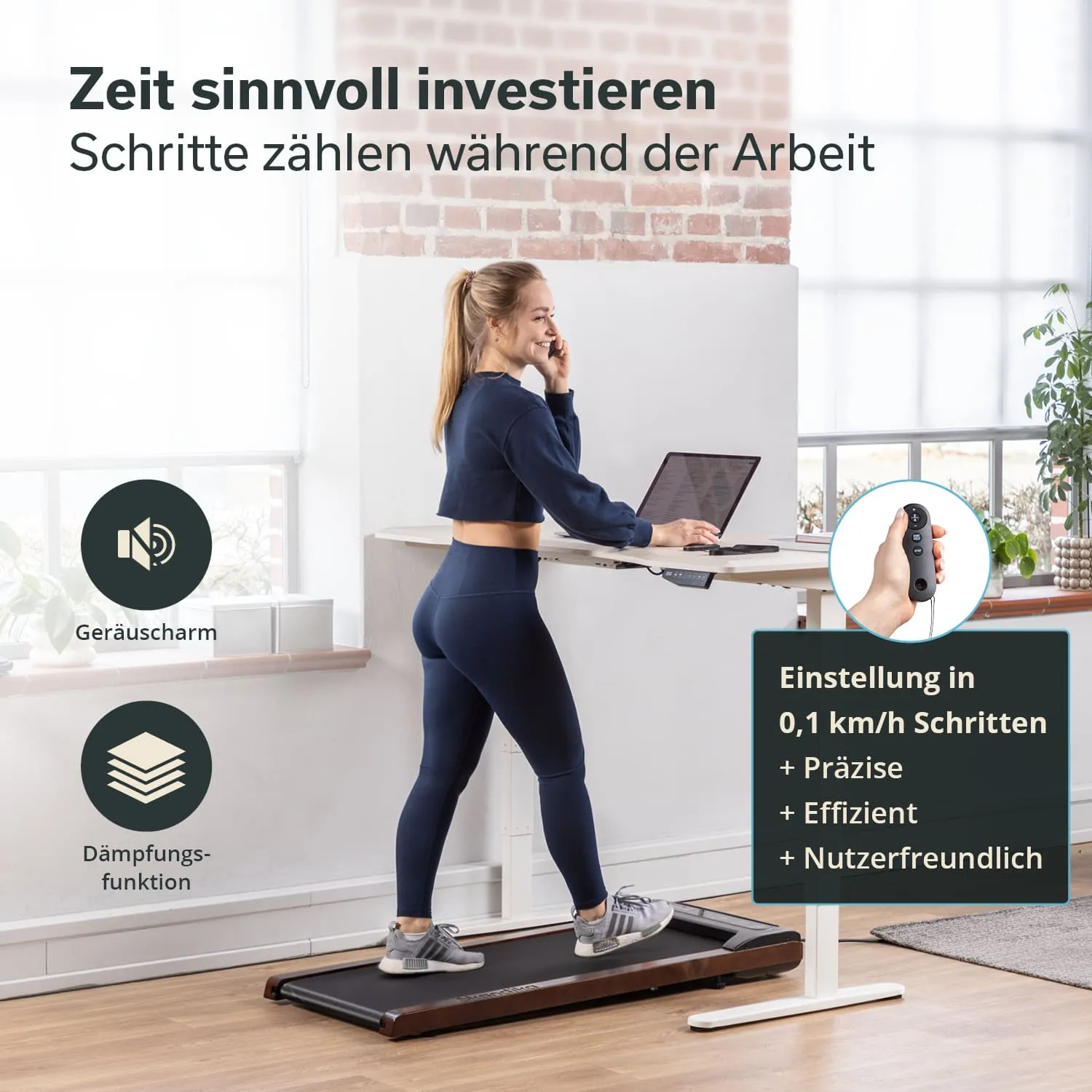 Eine Person steht an einem Schreibtisch, arbeitet an einem Laptop und telefoniert. Sie trägt Sportbekleidung und steht auf einem Laufband. Im Hintergrund sind Fenster und eine Pflanze sichtbar.