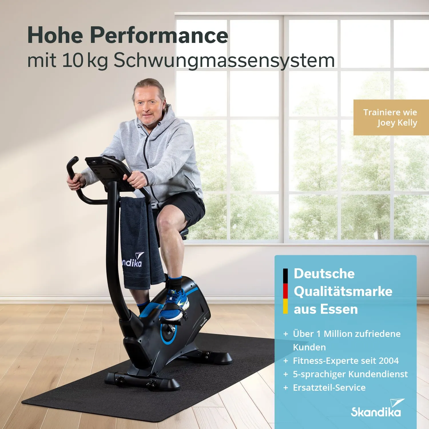 Person sitzt auf einem Fitnessgerät in einem hellen Raum mit Fenstern. Textelemente zu Marke und Produktinformationen im Bild.