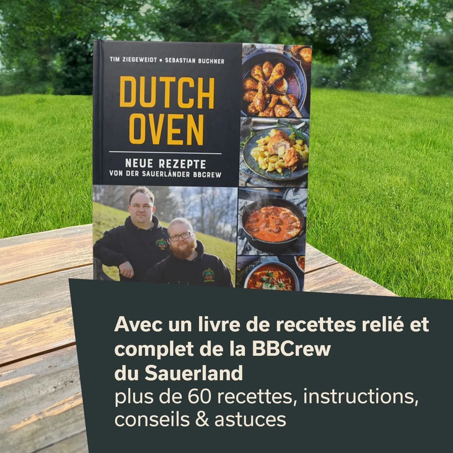 Ein Rezeptbuch mit dem Titel "Dutch Oven" steht auf einem Tisch. Im Hintergrund ist eine grüne Wiese sichtbar.