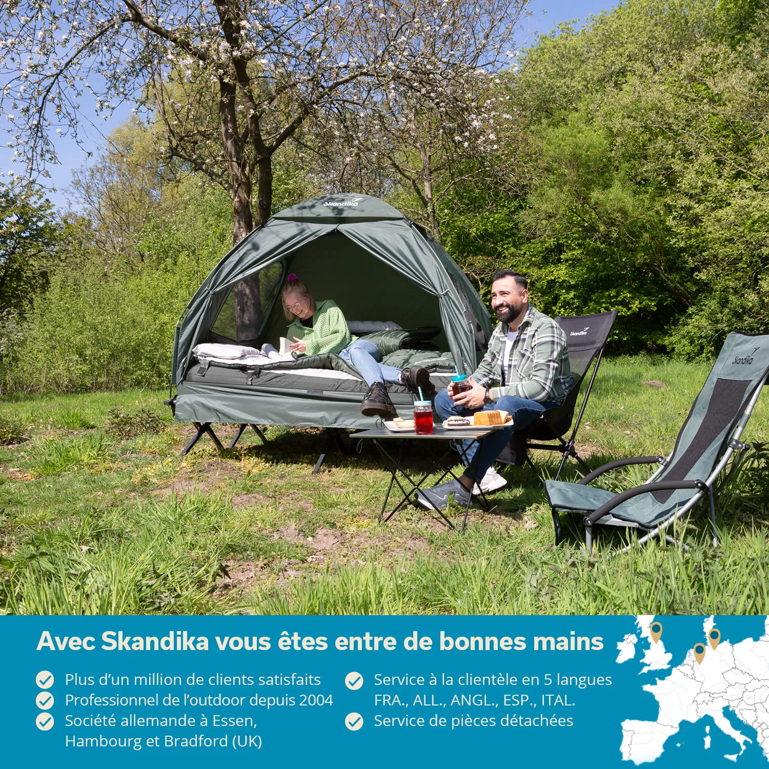 Zelt im Freien mit zwei Personen, eine lesend im Zelt, die andere sitzt daneben auf einem Campingstuhl. Grüne Umgebung.
