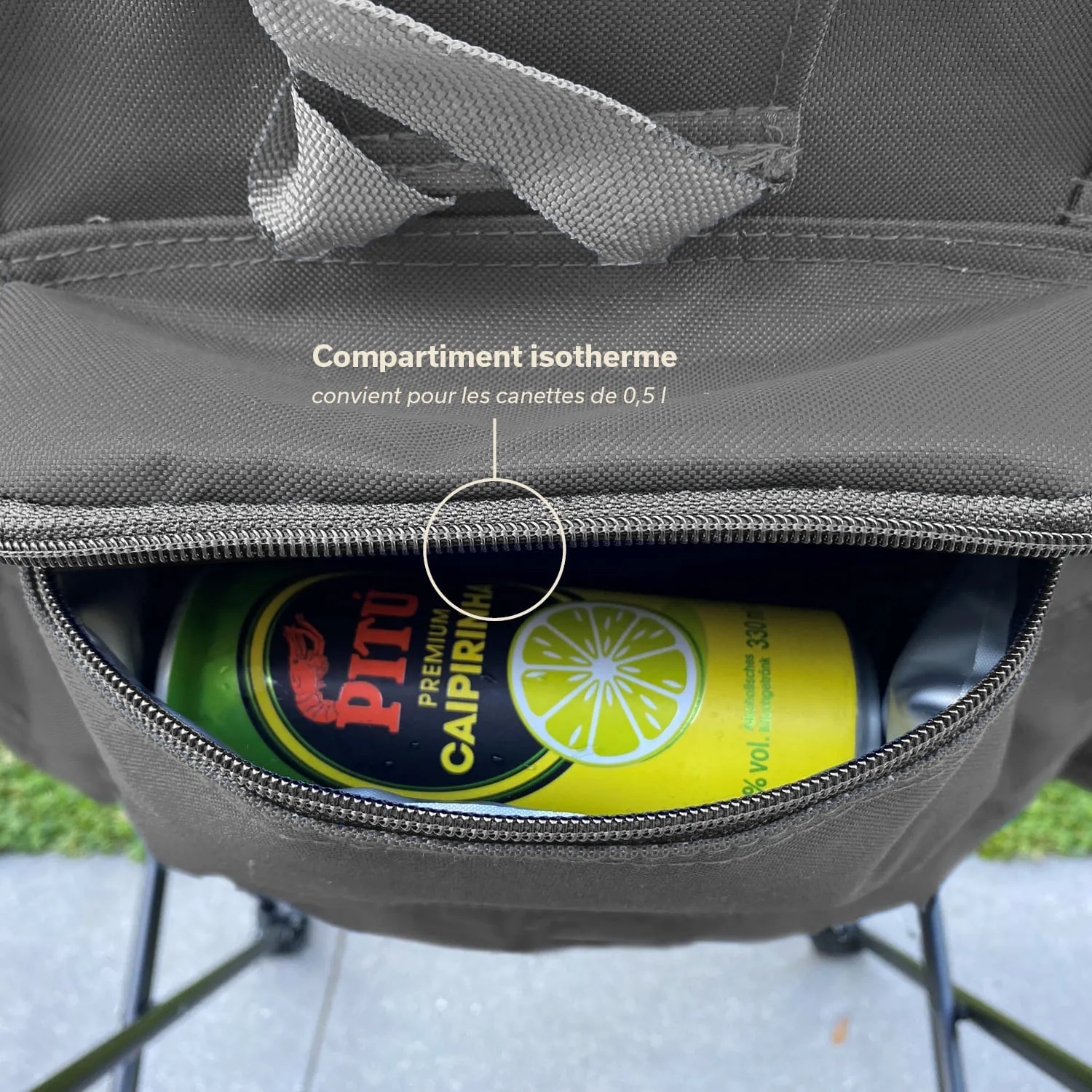 Graue Tasche mit einem geöffneten Fach, in dem eine grüne Getränkedose sichtbar ist. Schriftzug über dem Fach.