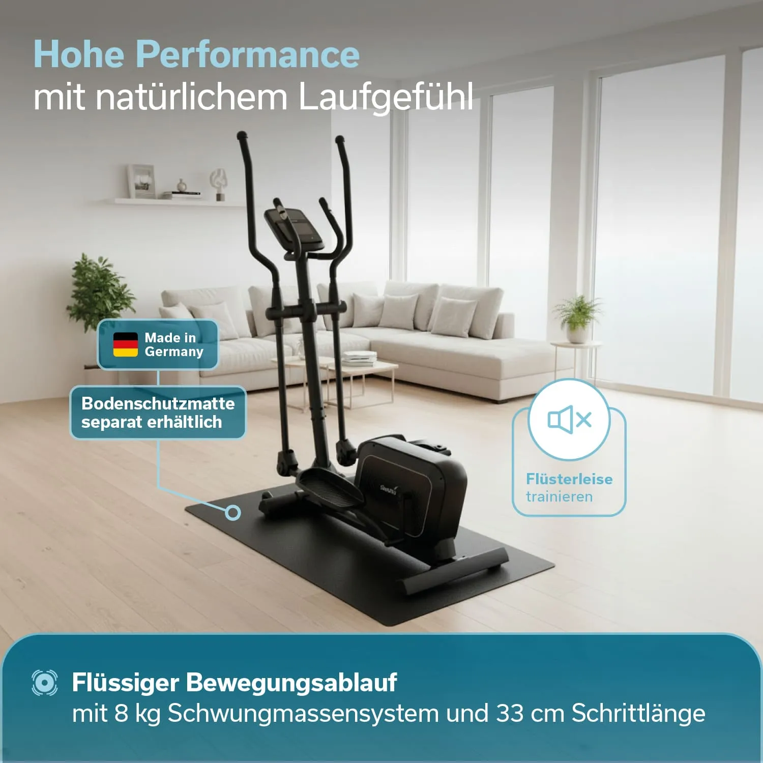 Ein schwarz-weißes Fitnessgerät steht auf einer Bodenschutzmatte in einem hellen Wohnzimmer mit Sofa und Pflanzen.