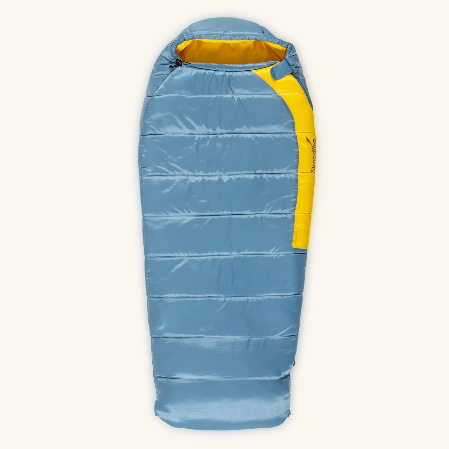 Schlafsack in Blau mit gelben Akzenten, gesteppt und mit Kapuze, auf hellem Hintergrund.