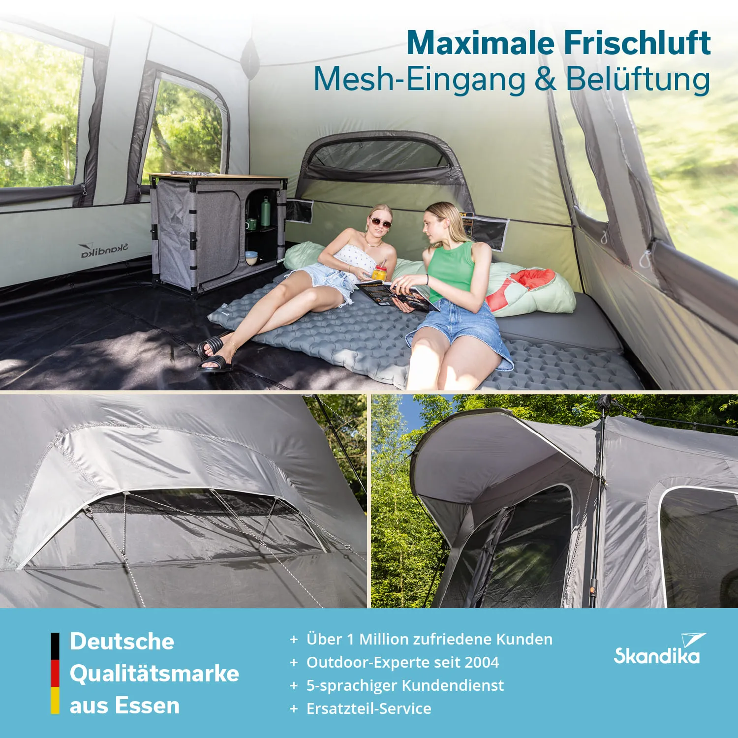 Zwei Personen sitzen in einem Zelt auf einer Matratze, umgeben von grauen Zelten und einem Tisch. Eine Person liest.
