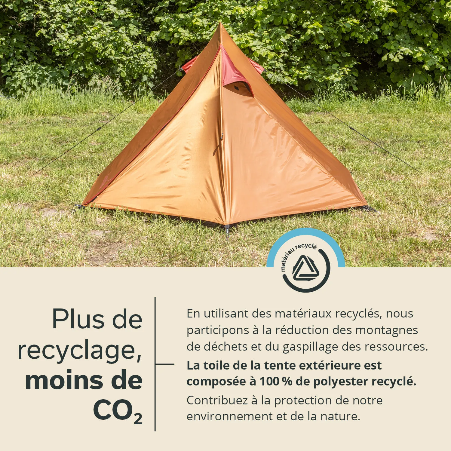 Ein orangefarbenes Zelt steht auf grünem Gras, umgeben von Bäumen. Textelemente informieren über Recycling und Umweltschutz.