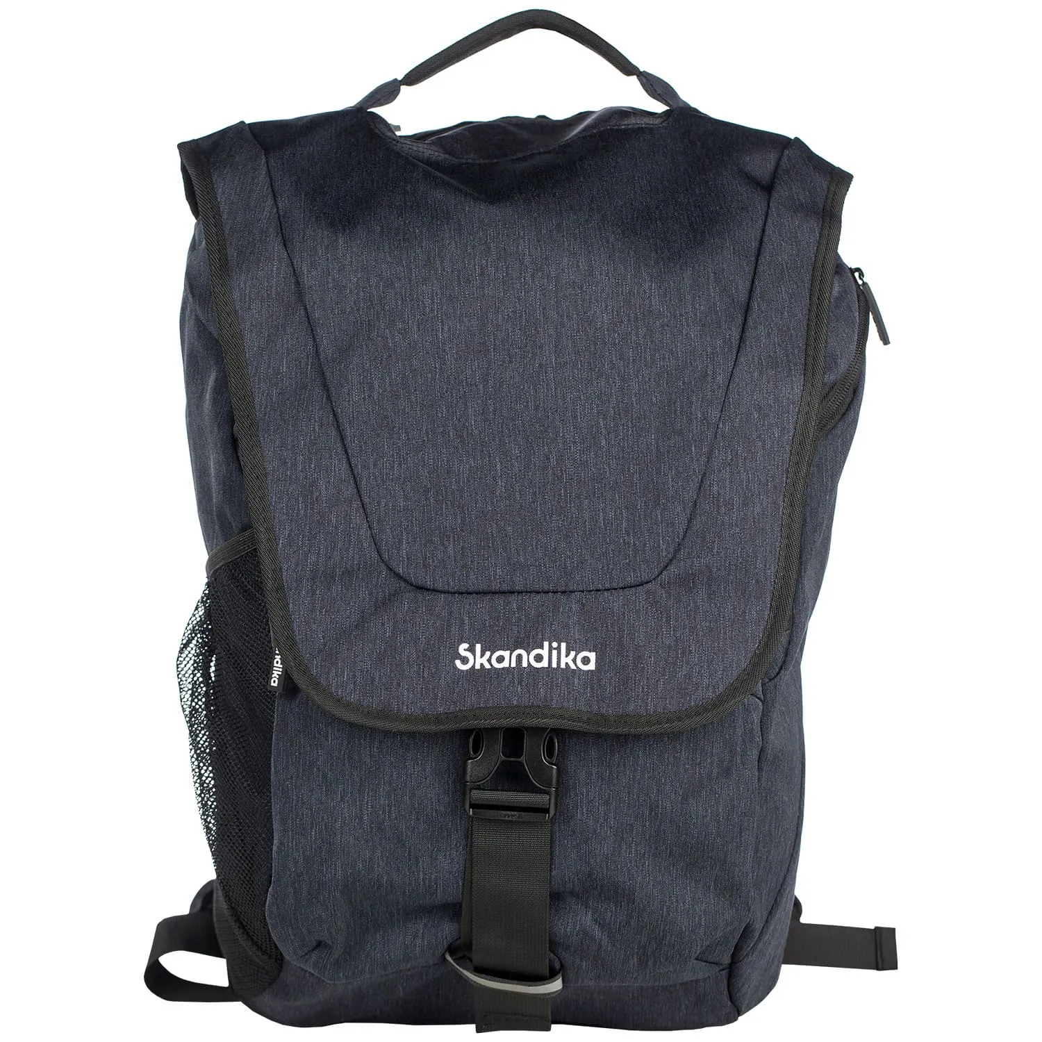Ein dunkler Rucksack mit einer vorderen Klappe, einem Schnappverschluss und einem Netzfach an der Seite. Der Markenname "Skandika" ist sichtbar.