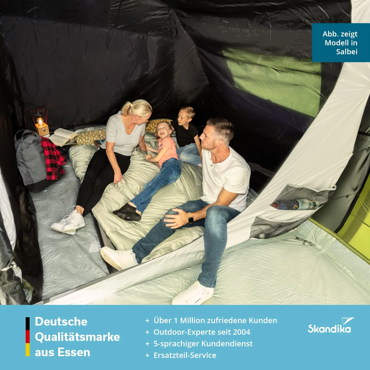 Familie im Zelt, sitting auf Schlafmatratzen, umgeben von Rucksäcken und einer Taschenlampe.