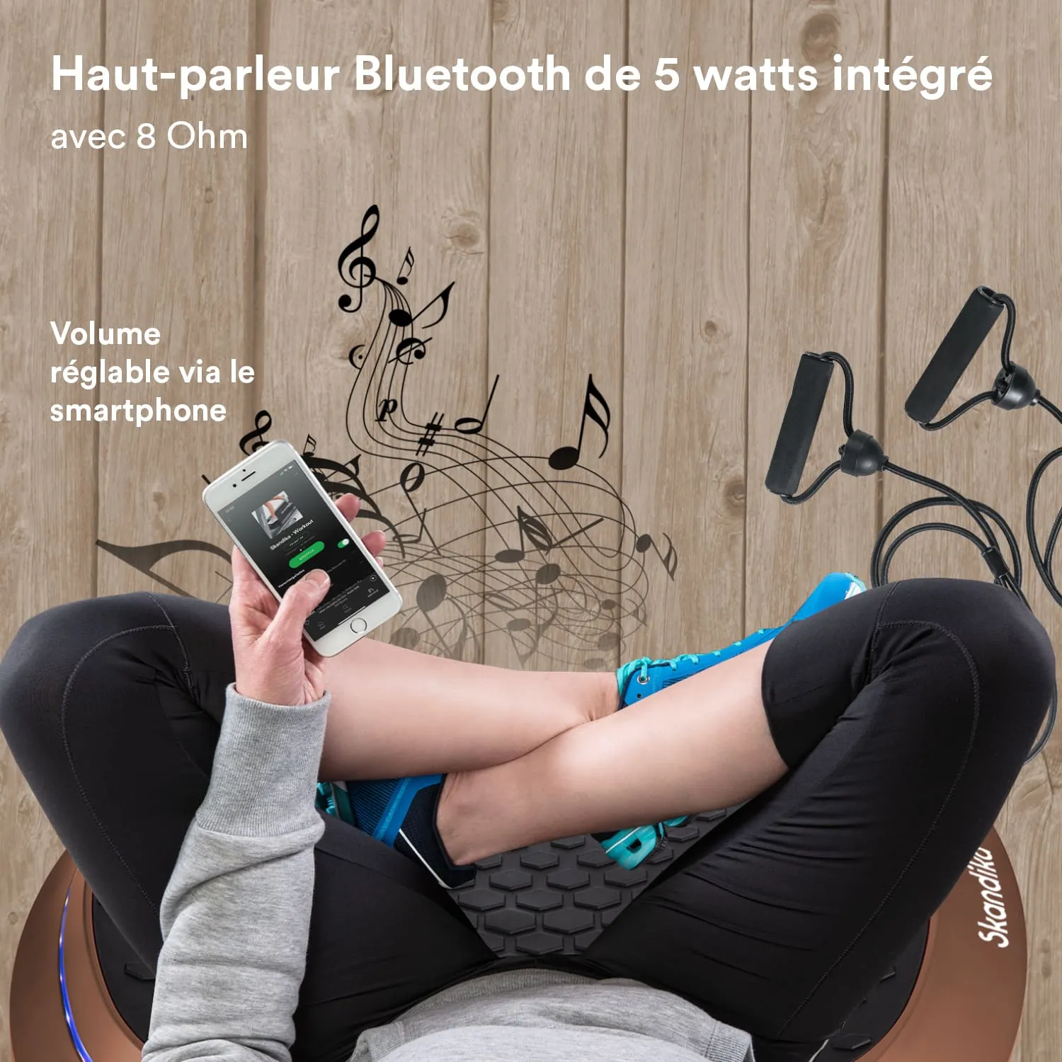 Bluetooth-Lautsprecher mit 5 Watt, Smartphone mit Musikwiedergabe, musikalische Noten, Holzoptik im Hintergrund.