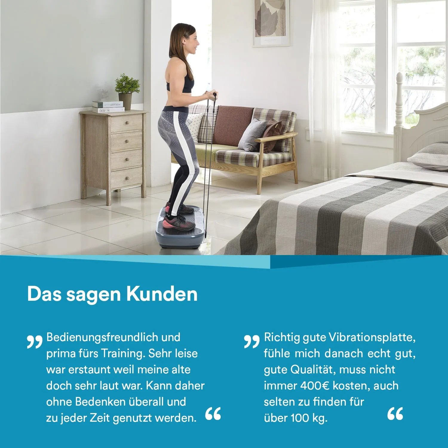 Eine Person steht auf einer Vibrationsplatte in einem hellen Raum. Im Hintergrund sind ein Bett, ein Tisch und ein gemütliches Sofa sichtbar.